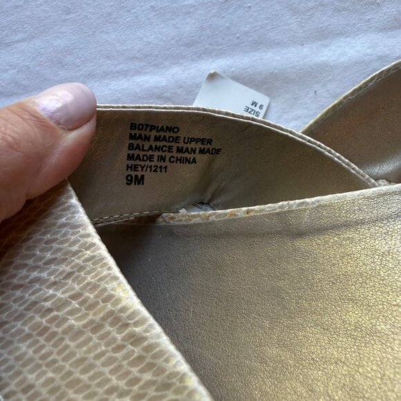 Bandolino Womens Gold Snake Print Thong Sandals Size 9M - Picture 6 of 7